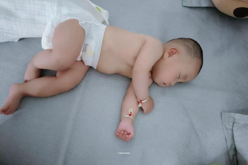 邹城三个月宝宝抬头不稳 邹城三个月宝宝抬头不稳